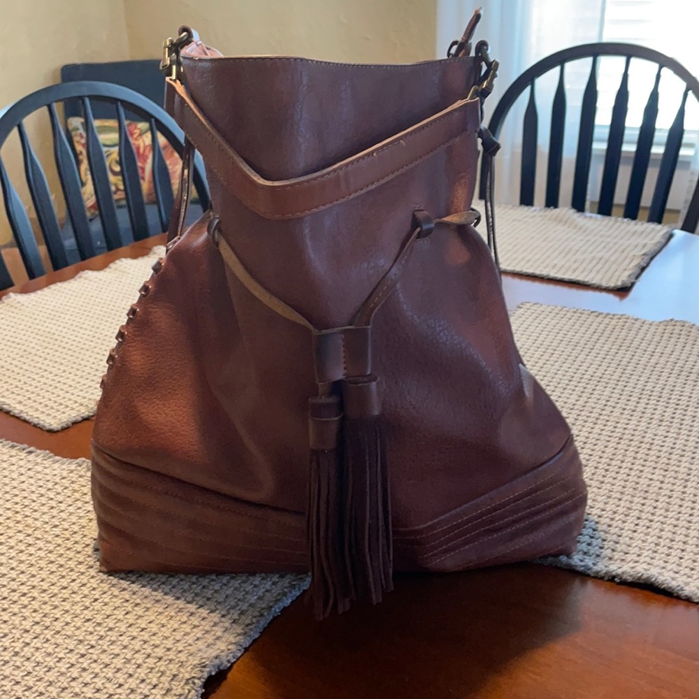 Very cute and large bag! Perfect work bag. Just cleaning out my closet.